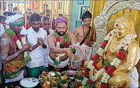 பசும்பொன் தேவர் குருபூஜை விழாவையொட்டி நேற்று தேவர் நினைவிடத்தில் புனித நீர் ஊற்றப்பட்டது.