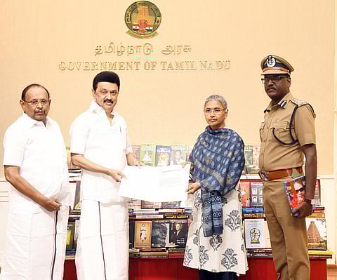 1,500 புத்தகங்களை சிறை நூலகங்களுக்கு வழங்கிய முதல்வர்