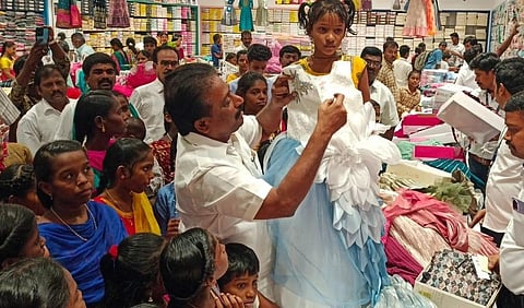 தீபாவளியை முன்னிட்டு ஆதரவற்ற குழந்தைகளுக்கு புத்தாடைகள் எடுத்துக் கொடுக்கும் எம்எல்ஏ தங்கபாண்டியன்