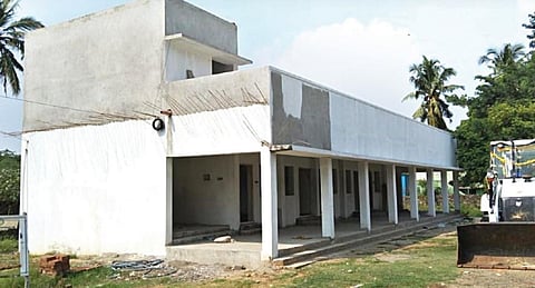 தாம்பரம் கடப்பேரியில் பாதியிலேயே கட்டுமான பணிகள் நிறுத்தப்பட்ட பள்ளி கட்டிடம்.