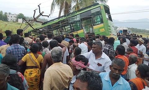 வத்திராயிருப்பு அருகே மினி பஸ் கவிழ்ந்து பள்ளி மாணவர்கள் 2 பேர் உயிரிழப்பு