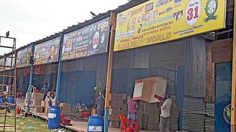 தீவுத்திடலில் பட்டாசு கடை அமைப்பது தொடர்பாக விற்பனையாளர் சங்கங்கள் பேச்சுவார்த்தை நடத்த உத்தரவு