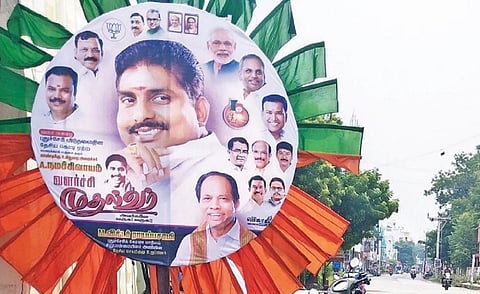 காரைக்காலில் புதுச்சேரி உள்துறை அமைச்சர் ஏ.நமச்சிவாயத்தை ‘வளர்ச்சி முதல்வர்’ எனக் குறிப்பிட்டு வைக்கப்பட்டுள்ள வரவேற்பு பதாகை.