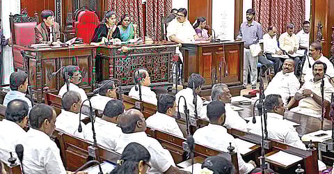 சென்னை மாநகராட்சி மாமன்றக் கூட்டம் மேயர் ஆர்.பிரியா தலைமையில் ரிப்பன் மாளிகையில் நேற்று நடைபெற்றது. கூட்டத்தில் துணைமேயர் மு.மகேஷ்குமார், ஆணையர் ஜெ.ராதாகிருஷ்ணன், மாமன்ற உறுப்பினர்கள் பங்கேற்றனர். படம்: ம.பிரபு