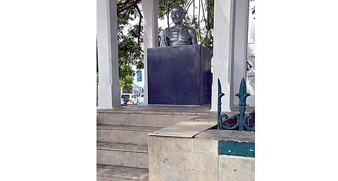 திருப்பூர் மாநகராட்சி அருகே உள்ள காந்தி சிலை.