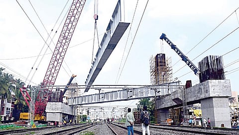 வேளச்சேரி - பரங்கிமலை ரயில் நிலையங்களுக்கு இடையே மேலும் 3 இரும்பு தூண் அமைக்கும் பணி தொடக்கம்