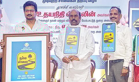 நம்ம சாலை என்ற புதிய செயலியை நெடுஞ்சாலைகள் துறை அமைச்சர் எ.வ.வேலு முன்னிலையில் இளைஞர் நலன் மற்றும் விளையாட்டு மேம்பாட்டுத் துறை அமைச்சர் உதயநிதி தொடங்கி வைத்தார். நிகழ்ச்சியில் நெடுஞ்சாலைகள் துறை கூடுதல் தலைமைச் செயலாளர் பிரதீப்யாதவ், தமிழ்நாடு சாலை மேம்பாட்டுத் திட்ட இயக்குநர் எஸ்.பிரபாகர், நெடுஞ்சாலைத் துறை கட்டுமானம் மற்றும் பராமரிப்பு தலைமைப் பொறியாளர் இரா.சந்திரசே கர், முதன்மை இயக்குநர் ந.சாந்தி உள்ளிட்டோர் பங்கேற்றனர்.