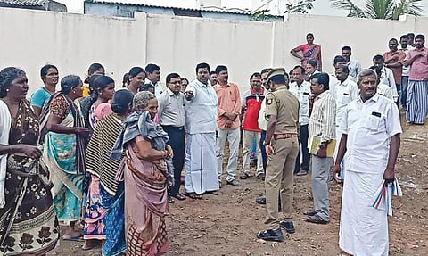 மேட்டூர் அருகே காவேரிபுரம் ஊராட்சி ஒன்றிய நடுநிலைப் பள்ளியில் ஆய்வு மேற்கொண்ட மேட்டூர் எம்எல்ஏ சதாசிவம்.