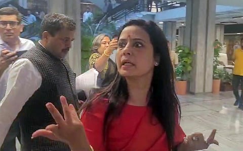 “திரவுபதி துகிலுரிதல் படலம்” - நெறிமுறைக் குழுவை சாடிய எதிர்க்கட்சி உறுப்பினர்கள் வெளிநடப்பு