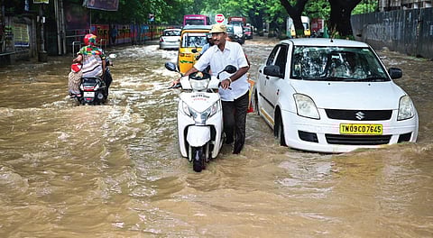 சென்னையில் நேற்று காலை பெய்த மழையினால் வேளச்சேரி ஐந்து ஃபர்லாங் சாலையில் தேங்கிய மழை நீர். 
படம்: எஸ்.சத்தியசீலன்