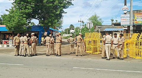 மேல்மா கூட்டுச்சாலையில் குவிக்கப்பட்டுள்ள காவல்துறையினர்.