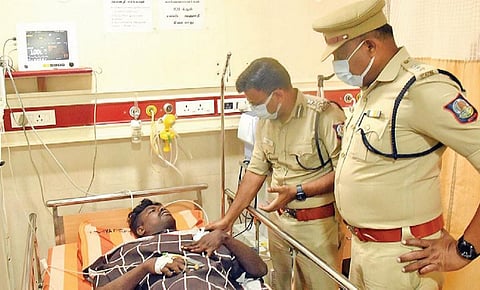 சாயல்குடி அருகே இளைஞரை கைது செய்ய சென்ற காவலருக்கு அரிவாள் வெட்டு