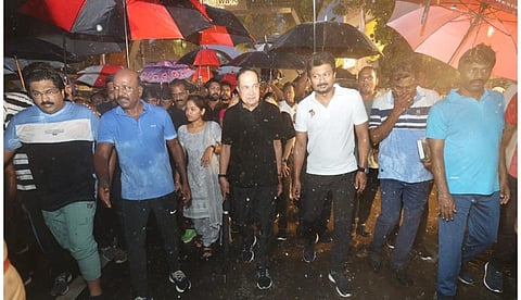 நடப்போம் நலம்பெறுவோம் திட்டம் தொடக்கம்: கொட்டும் மழையில் நனைந்தபடி அமைச்சர் உதயநிதி நடைபயிற்சி