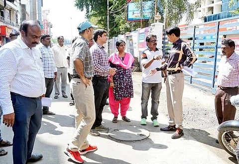 பிரகாசம் சாலையில் புதியதாக அமைக்கப்பட்டுள்ள மழைநீர் வடிகால்வாயினை சென்னை மாநகராட்சி ஆணையர் ஜெ.ராதாகிருஷ்ணன் ஆய்வு செய்தார்.
