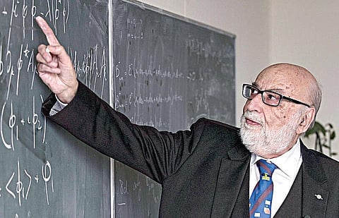 முத்துக்கள் 10 - நண்பர்களுடன் இணைந்து ஆய்வு செய்யும் இயற்பியல் அறிஞர்