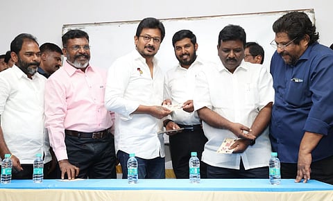 விசிக தலைவர் திருமாவளவன் உள்ளிட்ட அக்கட்சியினரிடம் அமைச்சர் உதயநிதி ஸ்டாலின் நீட் தேர்வு ரத்தை வலியுறுத்தி கையெழுத்துப் பெற்றார்.