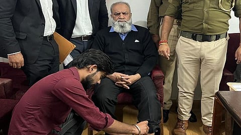 ஹிஸ்புல் முஜாகிதீன் தீவிரவாத அமைப்பை சேர்ந்த குலாம் முகமதுவின் காலில் ஜிபிஎஸ் கருவி பொருத்தப்பட்டது.