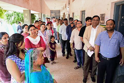 சத்தீஸ்கரில் ராஜ்நந்தகன் வாக்குச் சாவடியில் வாக்களிக்க வரிசையில் காந்திருந்த வாக்காளர்கள்