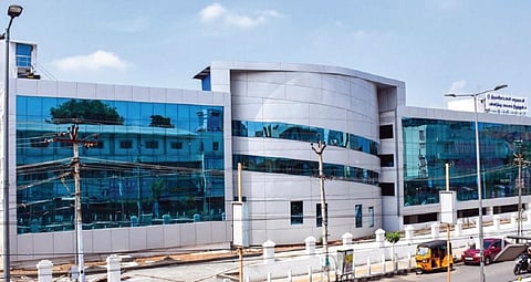 திருச்சி மேலரண்சாலையில் உள்ள பன்னடுக்கு வாகன நிறுத்துமிடத்தின் தோற்றம்.படம்: ர.செல்வ முத்துகுமார்