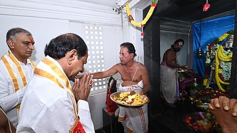 கோனைபள்ளியில் உள்ள வெங்கடேஸ்வர ஸ்வாமி சன்னதியில் கே. சந்திரசேகர ராவ்