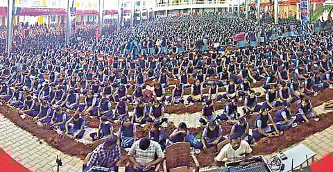 தருமபுரியில் தனியார் கல்லூரில் 25 லட்சம் விதைப் பந்துகள் தயாரிக்கும் சாதனை நிகழ்வில் பங்கேற்ற மாணவ, மாணவியர்.