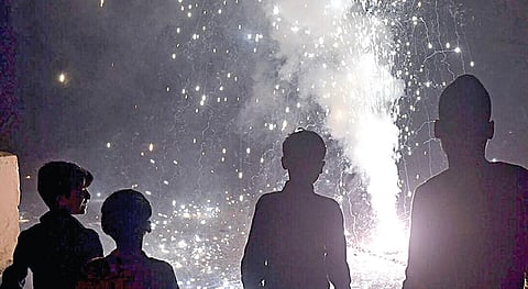 தீபாவளி பட்டாசு வெடிக்க வேண்டுமா?