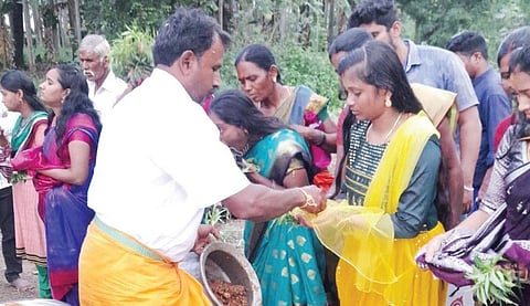 பாப்பிரெட்டிப்பட்டி சாமியாபுரம் கூட்டுரோட்டில் உள்ள கூத்தாண்டவர் கோயில் திருவிழாவில் பெண் பக்தர்கள் ரத்த சோறு சாப்பிட்டு வழிபட்டனர்.