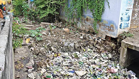 சேலம் அம்மாப்பேட்டை வித்யா நகர் அருகே பிளாஸ்டிக் கழிவுகளுடன் தூர்வாரப்படாமல் காட்சியளிக்கும் ராஜ வாய்க்கால். | படங்கள்: எஸ். குரு பிரசாத்