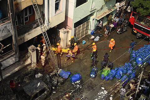 தீ மளமளவென வேகமாக பரவ காரணமாக இருந்த ரசாயனம் மற்றும் டீசல் பேரல்கள்.