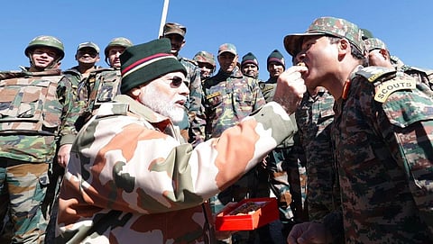 இமாச்சல பிரதேச மாநிலத்தின் லெப்சா பகுதியில் பணிபுரியும் ராணுவ வீரர்களுடன் தீபாவளி கொண்டாடிய பிரதமர் நரேந்திர மோடி, அவர்களுக்கு இனிப்பு வழங்கி உற்சாகப்படுத்தினார்.