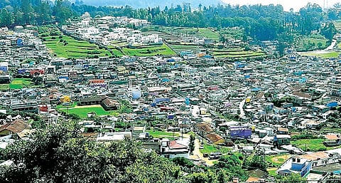 கட்டிட காடாக காட்சியளிக்கும் உதகை காந்தல் நகரம்.