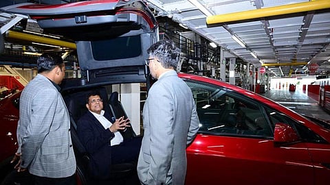 டெஸ்லா தயாரிப்பு ஆலையை பார்வையிட்ட பியூஷ் கோயல்