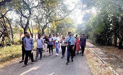 பனங்காடை கணக்கெடுப்பில் ஈடுபட்ட பேராசிரியர் ராஜேஷ் மற்றும் அவரது குழுவினர்.
