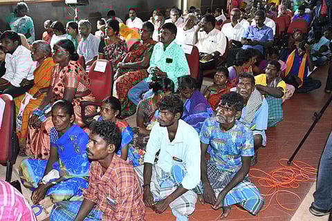 பழங்குடியினர் தரையில் அமரவைக்கப்பட்ட விவகாரம்: நோட்டீஸ் அனுப்ப ஆளுநர் தமிழிசை உத்தரவு