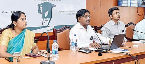 கோவையில் நடைபெற்ற ‘நான் முதல்வன் நிரல் திருவிழா’ பயிற்சி பட்டறையில் பேசிய தொழில்முனைவோர் மேம்பாடு மற்றும் புத்தாக்க நிறுவன இயக்குநர் உமா சங்கர். உடன், மாவட்ட ஆட்சியர் கிராந்திகுமார் பாடி உள்ளிட்டோர்.