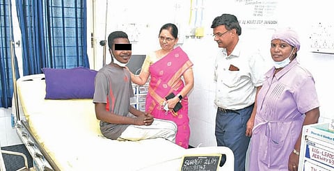 சிகிச்சை பெற்ற சூடான் இளைஞரிடம் நலம் விசாரித்த கோவை அரசு மருத்துவமனையின் டீன் நிர்மலா உள்ளிட்டோர்.