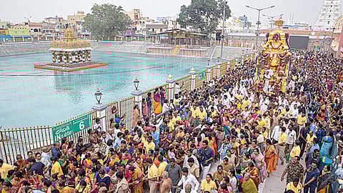 திருச்சானூர் கார்த்திகை பிரம்மோற்சவத்தில் 6-ம் நாளான நேற்று மாலை, தங்க ரதத்தில் பத்மாவதி தாயார் பவனி வந்து பக்தர்களுக்கு அருள் பாலித்தார்.