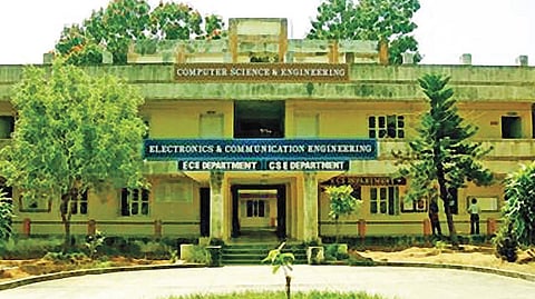 தரம் உயர்ந்து 2 ஆண்டுகளாகியும் ஆட்சி மன்றக் குழுவே இல்லாத புதுச்சேரி அரசு தொழில்நுட்ப பல்கலைக்கழகம்!