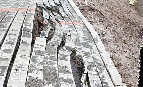 மயிலாடுதுறை ஐயன் குளத்தை சுற்றி அமைக்கப்பட்டு வரும் நடைபாதை மழையால் சரிந்து சேதமடைந்துள்ளது.