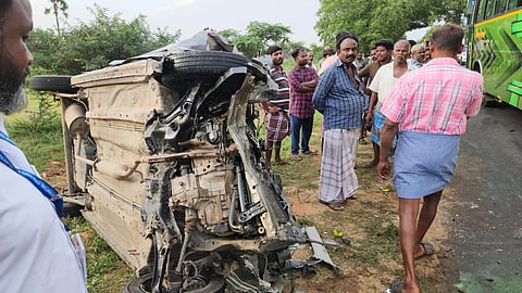 தாராபுரம் அருகே கார் - டேங்கர் லாரி மோதி விபத்து: ஒரே குடும்பத்தைச் சேர்ந்த 5 பேர் உயிரிழப்பு