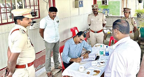 கிருஷ்ணகிரி மாவட்டம் கக்கனூர் சோதனைச் சாவடியில் ஆய்வு மேற்கொண்ட குடிமைப் பொருள் குற்றப் புலனாய்வுப் பிரிவு ஐஜி நிர்மல்குமார்.