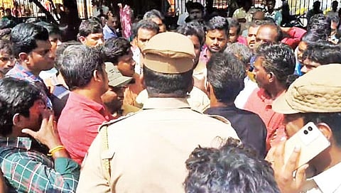 சேலம், நாமக்கல், தருமபுரி உட்பட 11 இடங்களில் நகைக் கடை நடத்தி ரூ.பல கோடி மோசடி செய்த புகாரில் சம்பந்தப்பட்டநகைக் கடை மேலாளர் உள்பட 14 பேரை ஏஜென்டுகள் பிடித்து ஆட்சியர் அலுவலகம் அழைத்து வந்து போலீஸில் ஒப்படைத்தனர்.