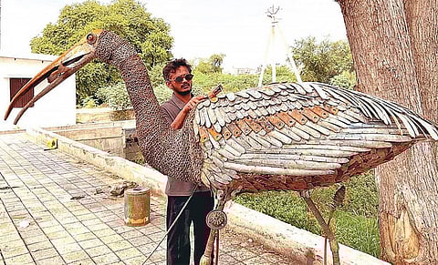 கோவை - உக்கடம் பெரியகுளத்தில் பார்வையாளர்களை கவரும் இரும்பு பறவைகள்