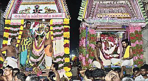 திருச்செந்தூர் கந்தசஷ்டி விழாவில் நேற்று நள்ளிரவு திருக்கல்யாண உற்சவம் நடைபெற்றது. முன்னதாக, தெற்கு-மேலரத வீதி சந்திப்பில் சுவாமி-அம்பாள் தோள் மாலை மாற்றும் நிகழ்ச்சி விமரிசையாக நடந்தது.