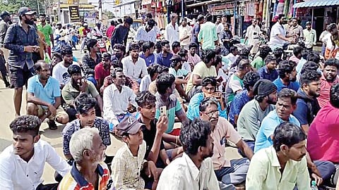 திருவள்ளூர் அடுத்த வேப்பம்பட்டில் தண்டவாளத்தை கடக்க முயன்ற தந்தை, 2 மகள்கள் மின்சார ரயில் மோதி உயிரிழந்தனர். இதையடுத்து, வேப்பம்பட்டு பகுதியில் சென்னை-திருப்பதி நெடுஞ்சாலையில் அமர்ந்து மறியல் போராட்டத்தில் ஈடுபட்ட மக்கள்.