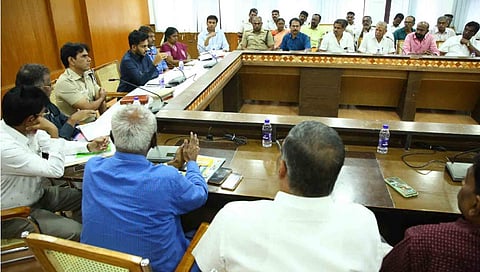 மதுரை மீனாட்சிம்மன் கோயில் வீதிகளில் நெரிசலை குறைக்க ‘ஸ்மார்ட் பார்க்கிங்’ திட்டத்துக்கு யோசனை