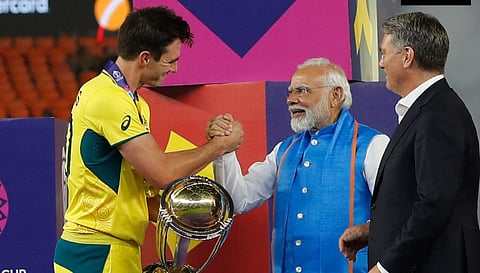 பாட் கம்மின்ஸுடன் கை குலுக்கும் பிரதமர் மோடி