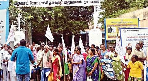 மாற்றுத் திறனாளிகளின் குடும்ப தலைவிகளுக்கு மகளிர் உரிமைத் தொகை வழங்கக் கோரி, நாமக்கல் கோட்டாட்சியர் அலுவலகம் முன்பு ஆர்ப்பாட்டத்தில் ஈடுபட்ட மாற்றுத் திறனாளிகள்.