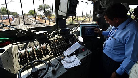 தரமான ஓட்டுநர்களை உருவாக்க உதவி ரயில் ஓட்டுநரின் பணிகளை தினமும் கண்காணிக்க உத்தரவு