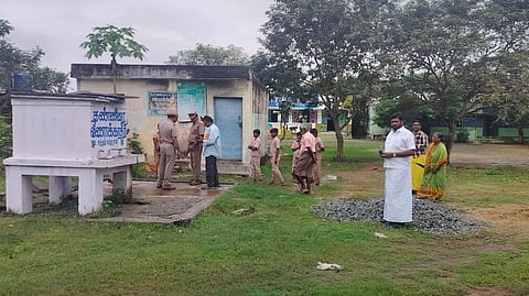 காஞ்சிபுரம் அருகே பள்ளி குடிநீர் தொட்டியில் துர்நாற்றம்: மாவட்ட ஆட்சியர் நேரில் ஆய்வு